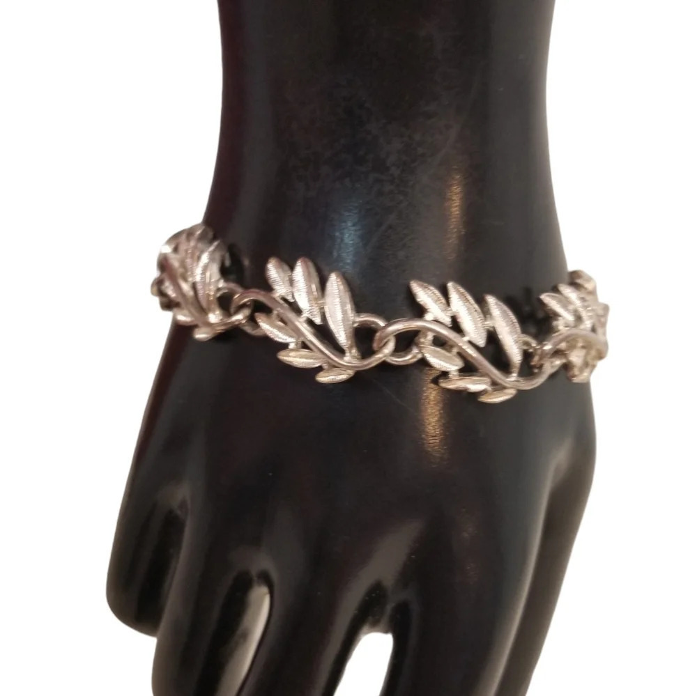 NAPIER 1960S SILVERTONE LEAF DESIGN CHAIN BRACELET